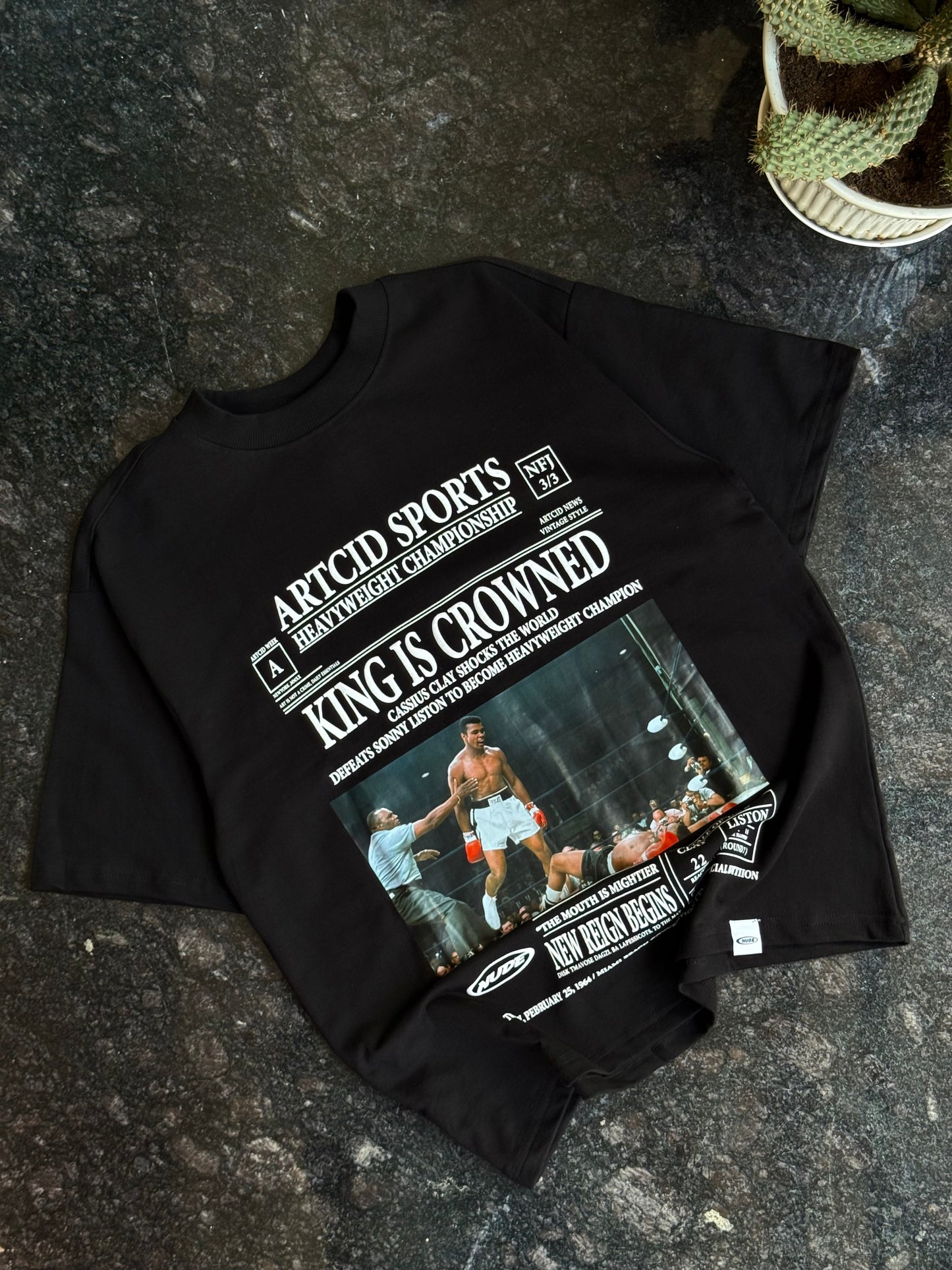 BLACK KING IS CROWNED GRAPHIC PRINT TSHIRT