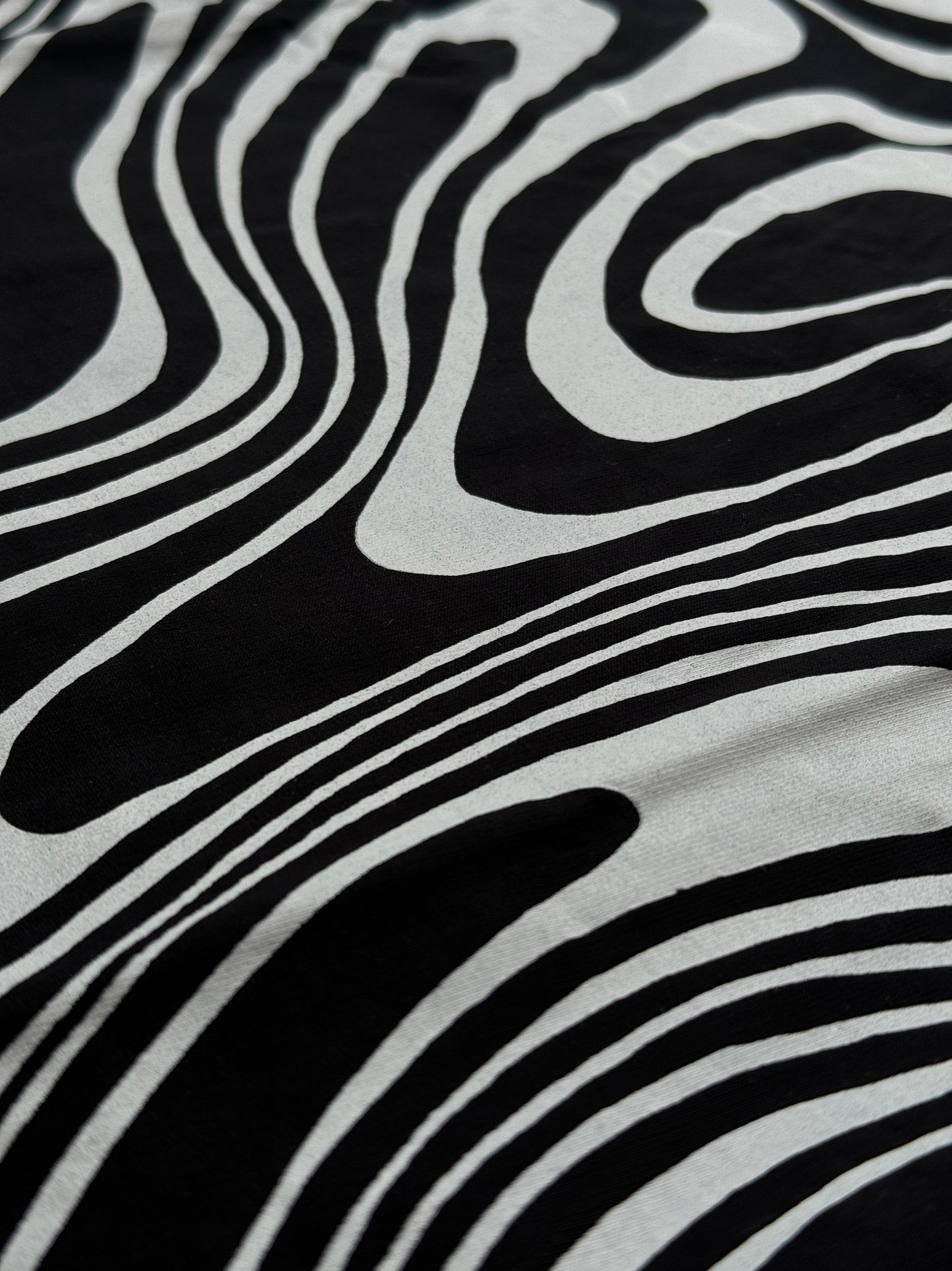 WHITE BLACK WAVES HYPNOSIS TSHIRT