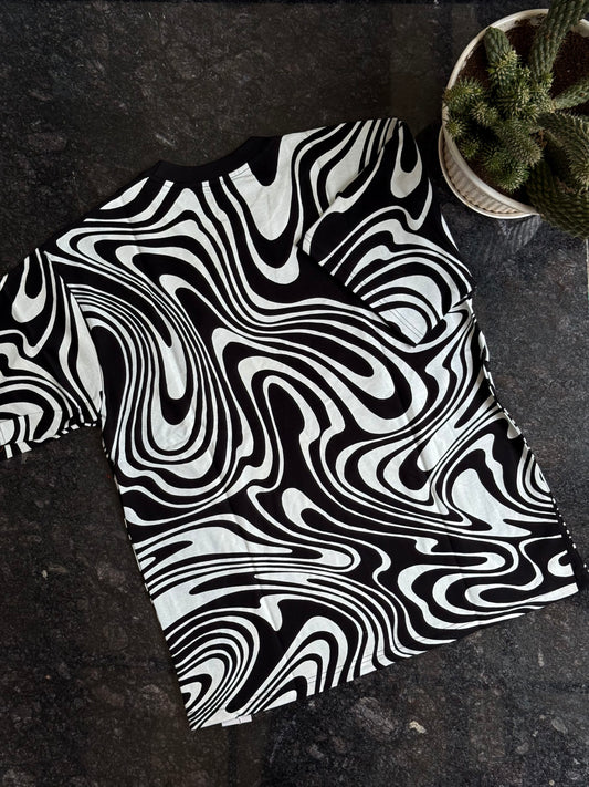 WHITE BLACK WAVES HYPNOSIS TSHIRT