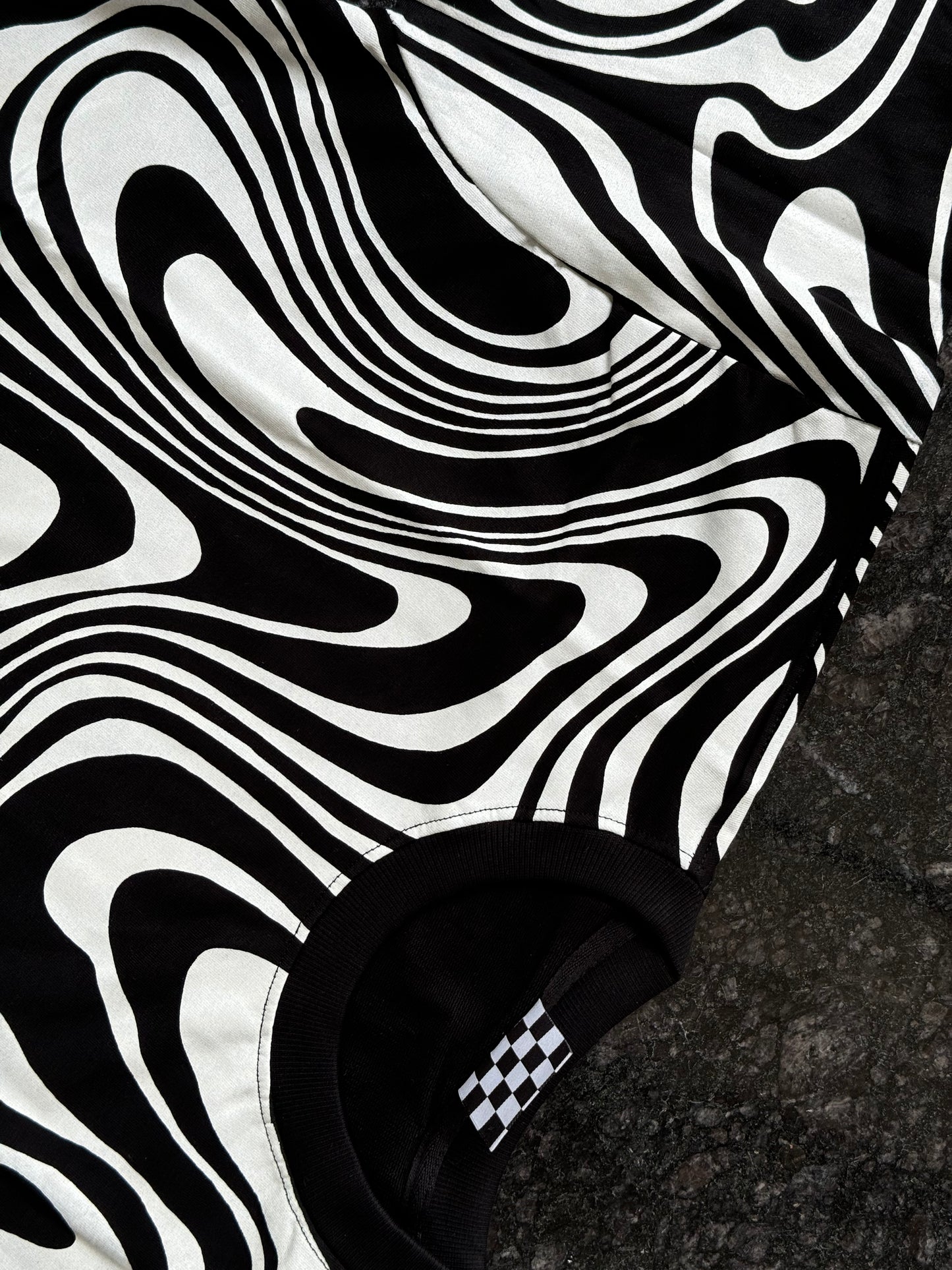 WHITE BLACK WAVES HYPNOSIS TSHIRT
